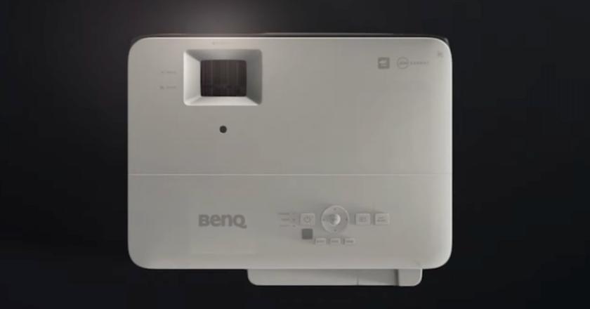 Proiettore BenQ TK700STi per il simulatore di golf skytrak